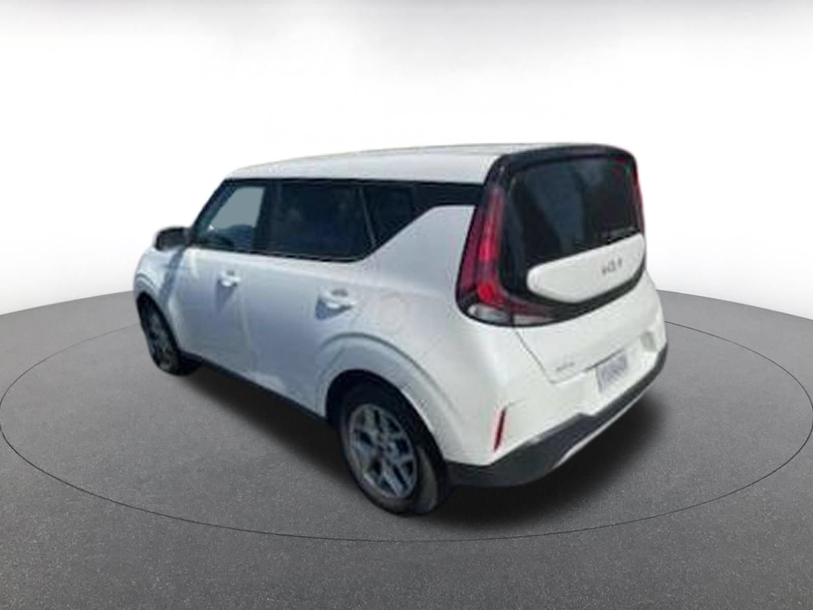 Used 2025 Kia Soul LX w/ LX Technology Package FWD image 3