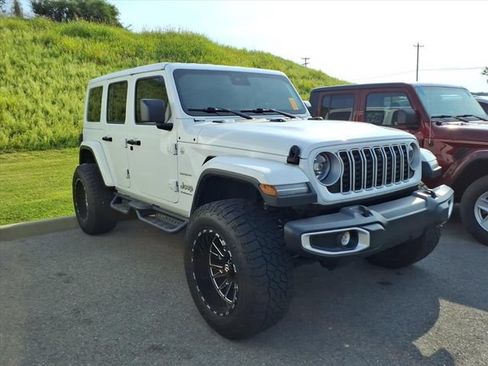 Used 2024 Jeep Wrangler Unlimited Sahara w/ Technology Group AWD/4WD image 11