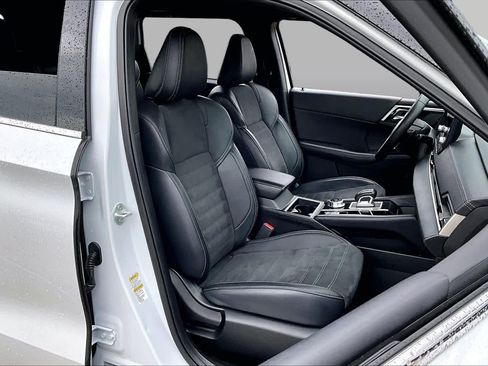 Used 2024 Mitsubishi Outlander SE Black Edition FWD image 9