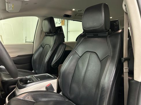 Used 2022 Chrysler Pacifica Touring-L image 24