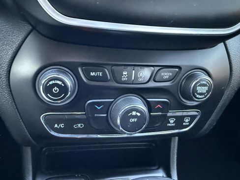 Used 2019 Jeep Cherokee Latitude Plus image 23