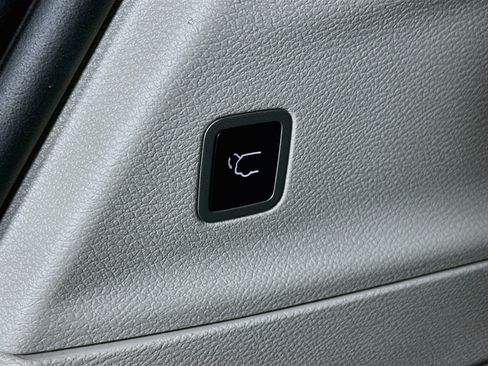 Used 2023 Chrysler Pacifica Touring-L FWD image 29