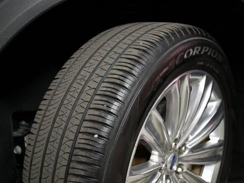 Used 2023 Ford Explorer Limited w/ Limited Technology Package image 10