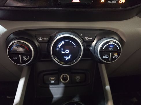 Used 2024 Hyundai Venue SEL FWD image 16