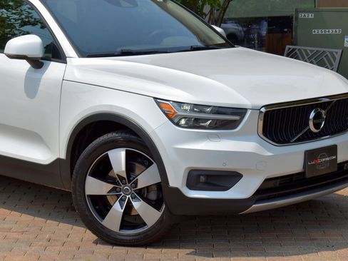 Used 2022 Volvo XC40 T5 Momentum w/ Premium Package image 5