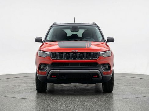 Used 2025 Jeep Compass Trailhawk image 2