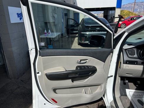 Used 2021 Kia Sedona LX image 15