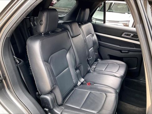 Used 2017 Ford Explorer XLT w/ Equipment Group 202A AWD/4WD image 18