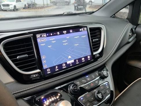 Used 2023 Chrysler Pacifica Limited w/ Uconnect Theater Family Group AWD/4WD image 9