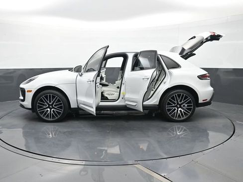 Certified 2025 Porsche Macan AWD/4WD image 30
