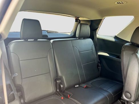 Used 2021 Chevrolet Traverse LT w/ LT Premium Package FWD image 28