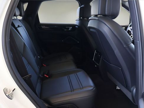 Used 2021 Porsche Cayenne AWD/4WD image 18