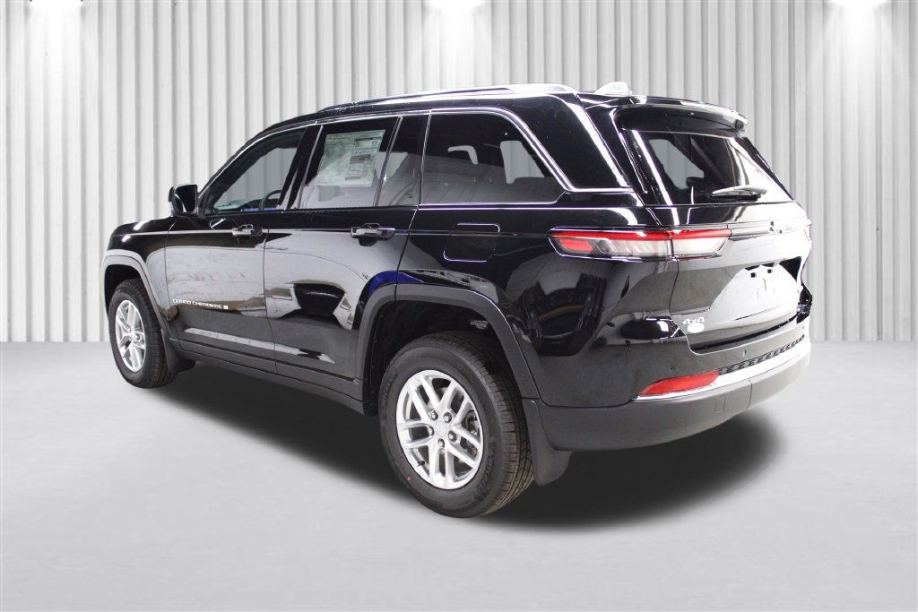 New 2025 Jeep Grand Cherokee Laredo w/ Luxury Tech Group I AWD/4WD image 5