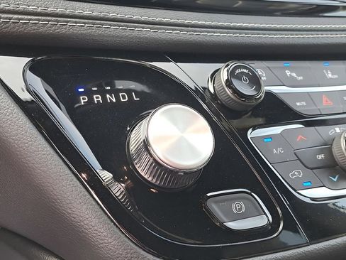 Used 2025 Chrysler Pacifica Limited image 24