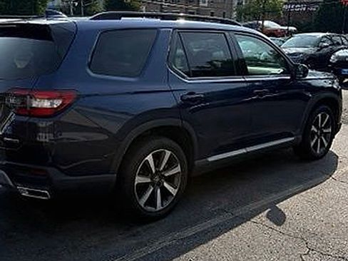 Used 2025 Honda Pilot Touring image 3