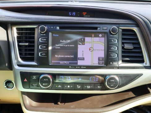 Used 2018 Toyota Highlander XLE image 19