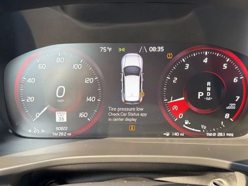 Used 2022 Volvo XC40 T4 Momentum FWD image 16