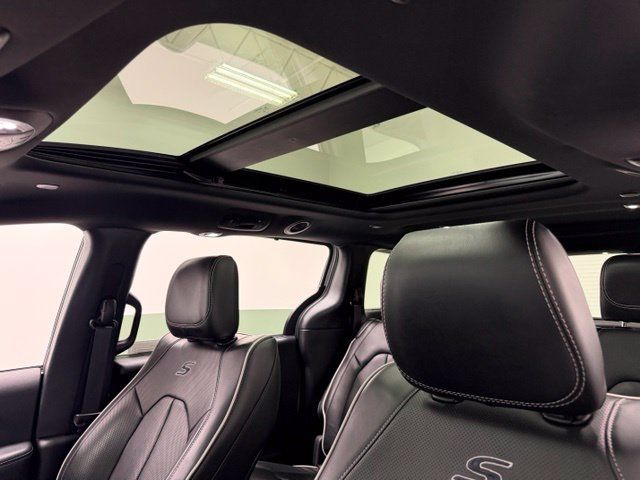 Used 2025 Chrysler Pacifica Limited FWD image 16