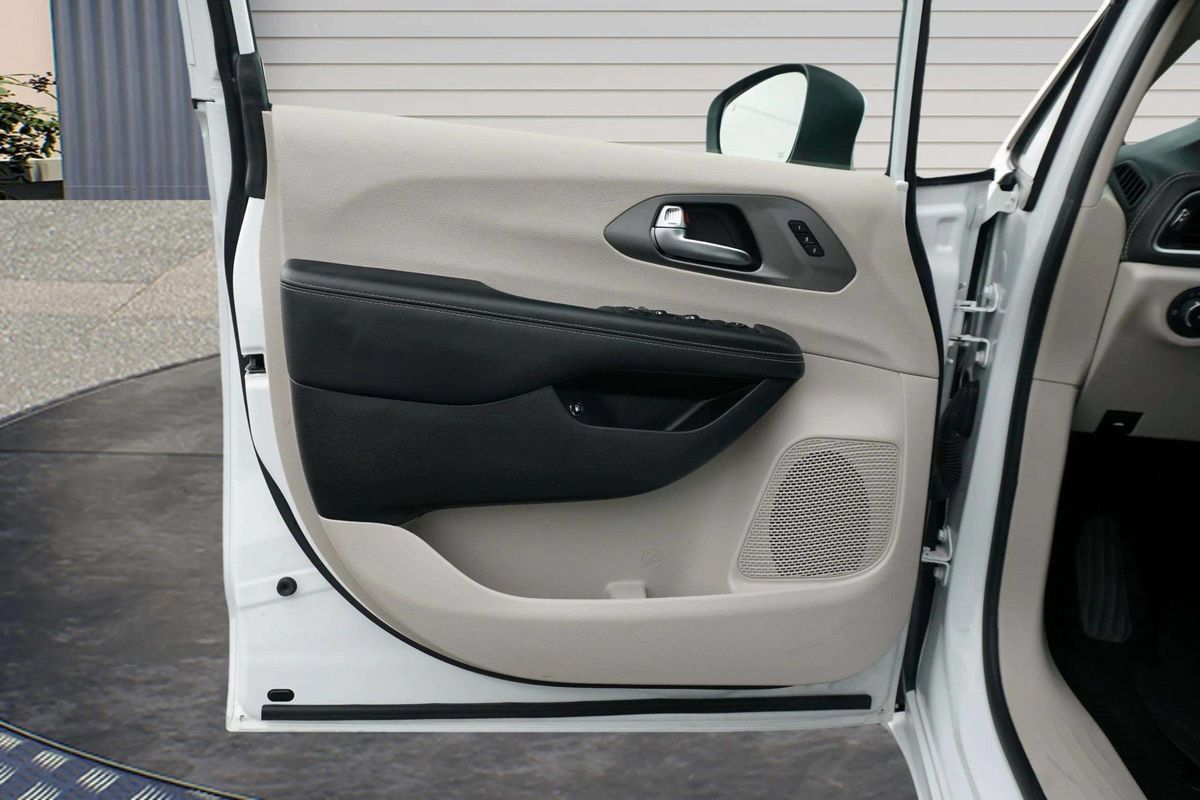Used 2023 Chrysler Pacifica Touring-L FWD image 15