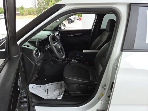 Used 2025 Chevrolet TrailBlazer LT AWD/4WD image 16