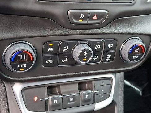 Used 2024 GMC Terrain SLE w/ Driver Convenience Package image 16