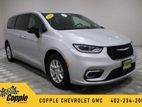 Used 2024 Chrysler Pacifica Touring-L image 1