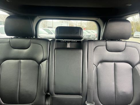 Used 2025 Jeep Grand Cherokee Limited w/ Luxury Tech Group II image 27