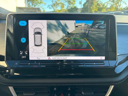 Used 2025 Volkswagen Atlas Cross Sport SE image 17