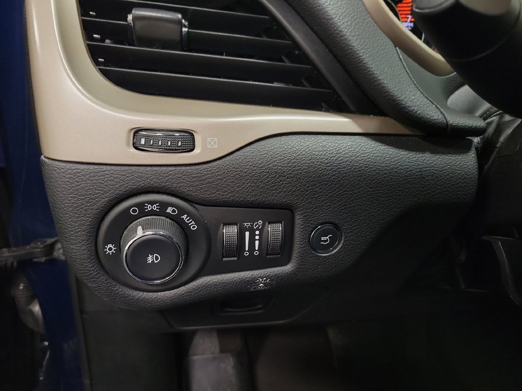 Used 2018 Jeep Cherokee Limited AWD/4WD image 28