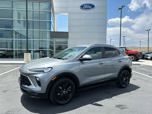 Used 2024 Buick Encore GX Sport Touring image 1