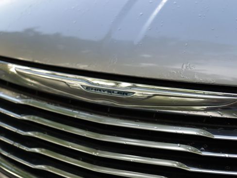 Used 2014 Chrysler Town & Country Touring-L FWD image 19