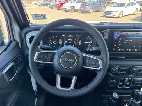 Used 2025 Jeep Wrangler Unlimited Sahara image 13