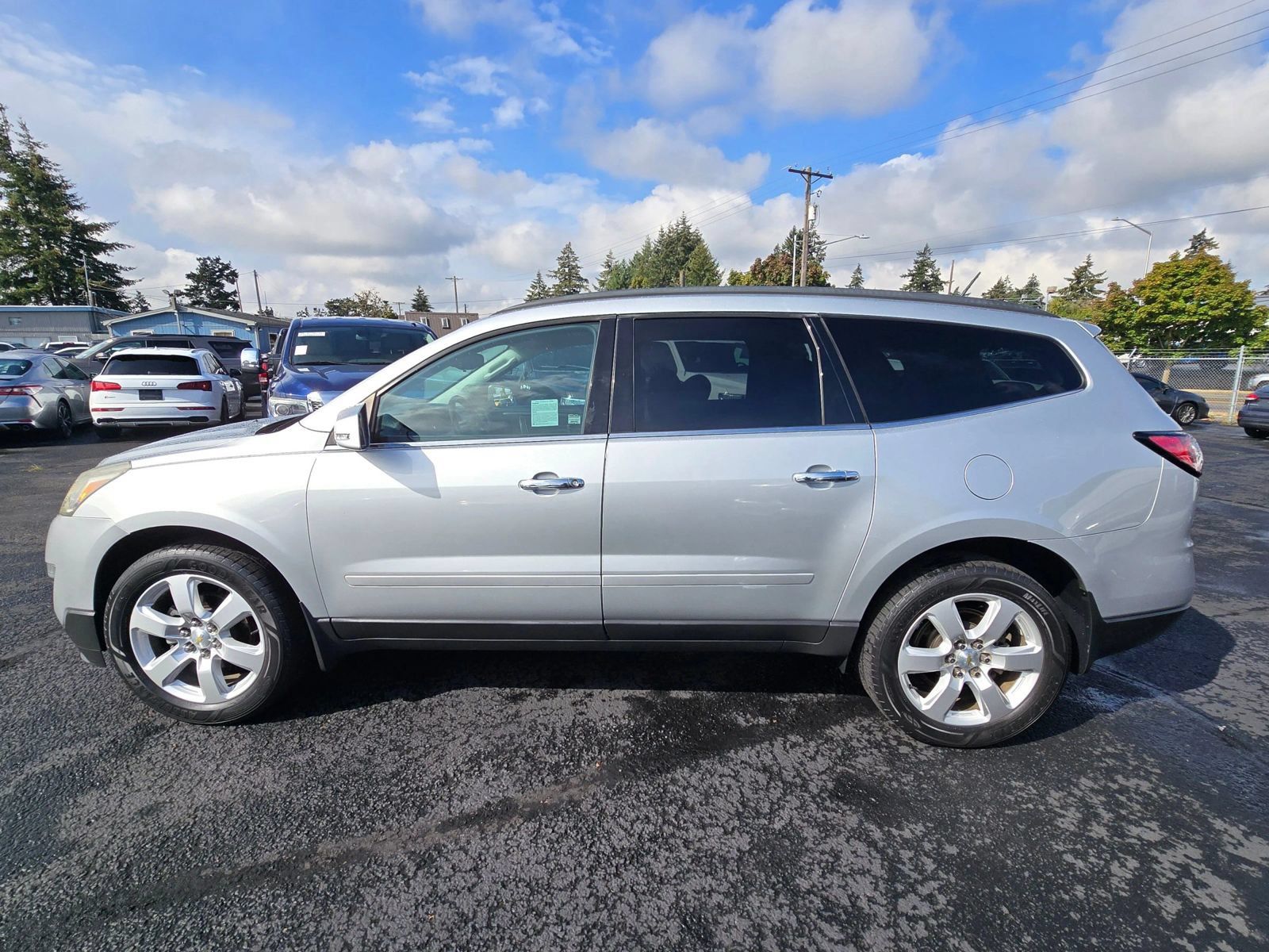 Used 2016 Chevrolet Traverse LT w/ Style and Technology Package FWD image 2