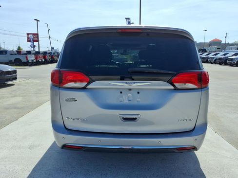 Used 2020 Chrysler Pacifica Limited image 4