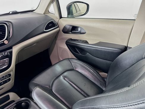 Used 2022 Chrysler Pacifica Touring-L FWD image 22