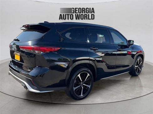 Used 2021 Toyota Highlander XSE FWD image 11