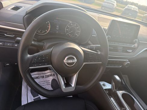 Used 2024 Nissan Altima 2.5 SV FWD image 9