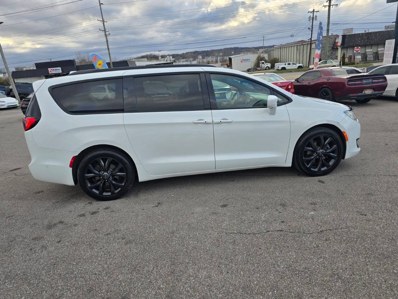 Used 2020 Chrysler Pacifica Touring w/ Advanced Safetytec Group FWD image 4