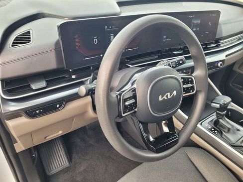 Used 2025 Kia Carnival LX image 24