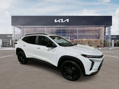 Used 2025 Chevrolet Trax ACTIV w/ Driver Confidence Package image 2