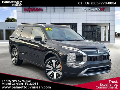 Used 2025 Mitsubishi Outlander SEL image 1