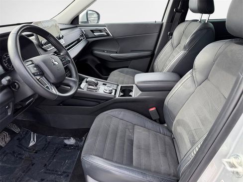 Used 2023 Mitsubishi Outlander SE image 12