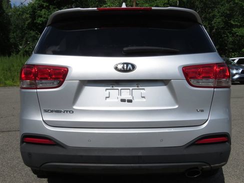 Used 2017 Kia Sorento AWD w/ LX V6 Convenience Package image 6