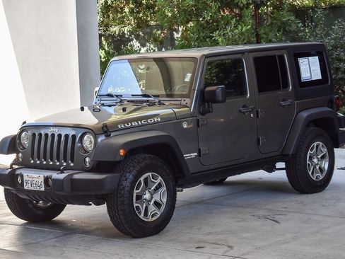 Used 2018 Jeep Wrangler Unlimited Rubicon w/ Connectivity Group image 3