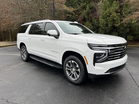 New 2026 Chevrolet Suburban LT image 2