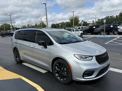 New 2026 Chrysler Pacifica Limited image 3