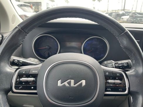 Used 2023 Kia Carnival LX FWD image 7