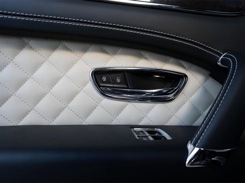 Used 2017 Bentley Bentayga image 34