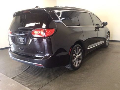 Used 2018 Chrysler Pacifica Limited w/ Tire & Wheel Group FWD image 6