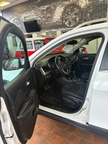 Used 2015 Jeep Cherokee Latitude AWD/4WD image 15